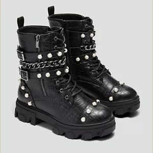 Fashion To Figure Lace up Boots